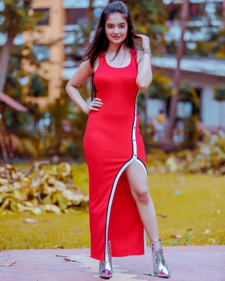 Anushka Sen en sexy vestido rojo, luciendo caliente: 