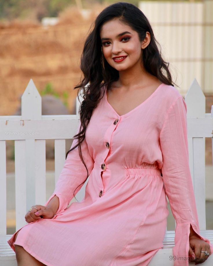 Anushka Sen luciendo hermosa en vestido rosa: Anushka Sen.,  Katrina Kaif  