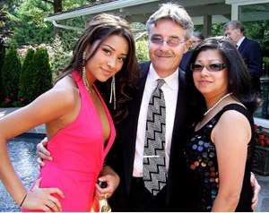 Shay Mitchell con su madre Precious Garcia y familia