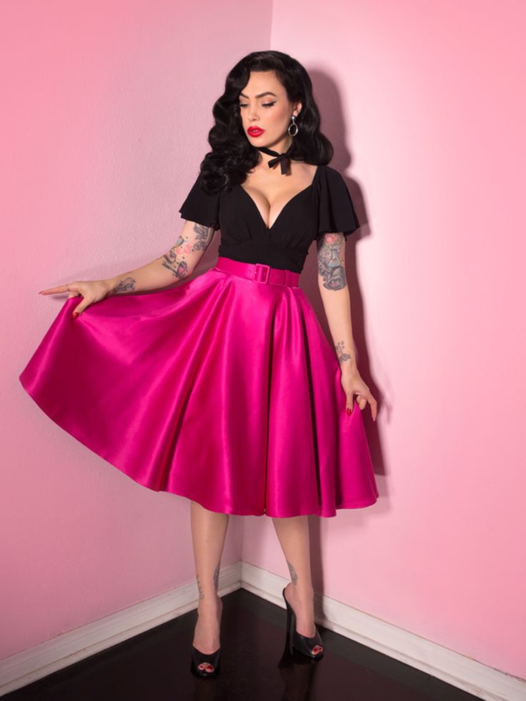 Traje de falda oscilante rosa y negra para cóctel: vestidos de coctel,  Falda de tubo,  Lindy Bop,  Ideas de trajes rosas,  Los Mejores Atuendos  
