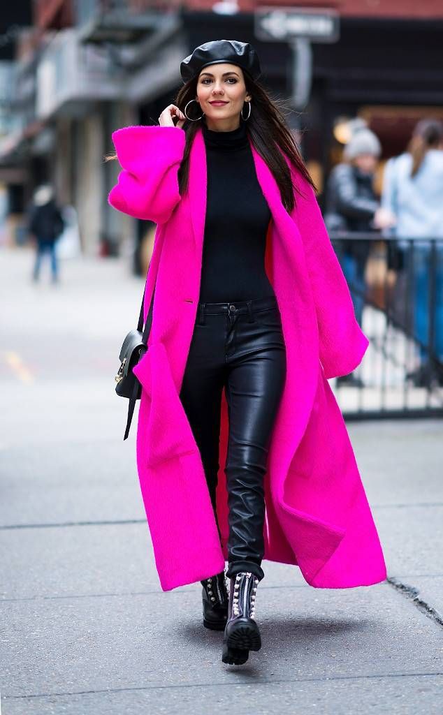 El mejor atuendo elegante de invierno negro y rosa 2019: Semana de la Moda,  Daniela Monet,  Nueva York,  victoria Justice,  Ideas de trajes rosas  