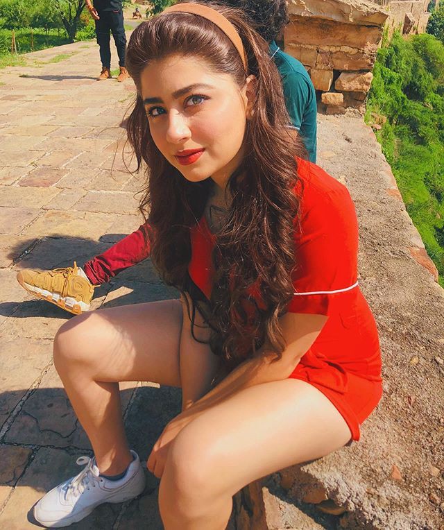 Vestido rojo de Instagram de Aditi Bhatia: aditi bhatia,  Divyanka Tripathi,  Karan Patel,  Ekta Kapoor  
