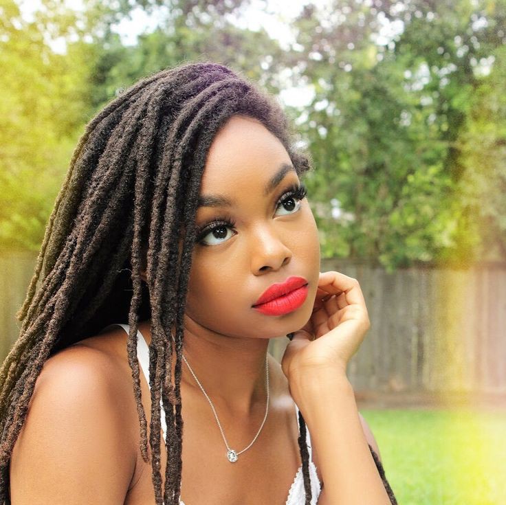 Chica negra con maquillaje de lápiz labial rojo afroamericano: Piel oscura,  Ideas para teñir el cabello,  Pelo castaño,  maquillaje de niña africana  