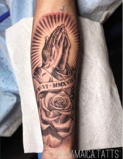 Tatuaje de manos de oración en el antebrazo con rosas.: tatuaje de manga,  Rosa negro,  Ideas de tatuajes,  Tatuajes Religiosos  