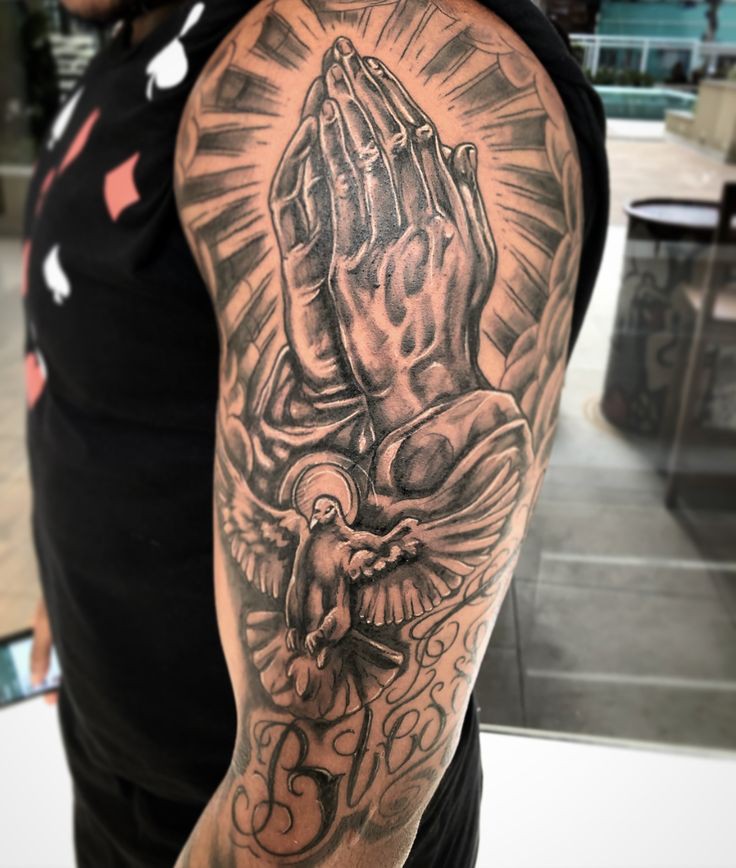 Ideas encantadoras para los tatuajes religiosos de las manos que rezan: tatuaje de manga,  Arte Corporal,  Tatuajes Religiosos  