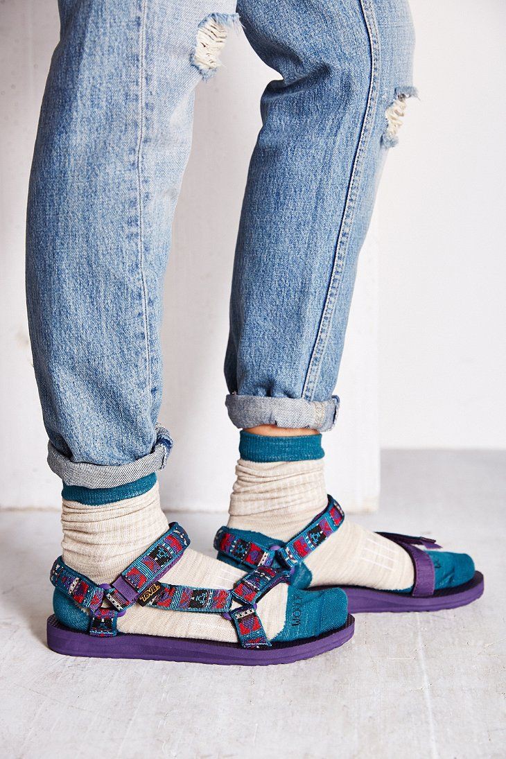 A las chicas lindas les gustaban más las tevas y los calcetines, los calcetines y las sandalias.: Proveedores de Urban Outfitters,  Birkenstock  