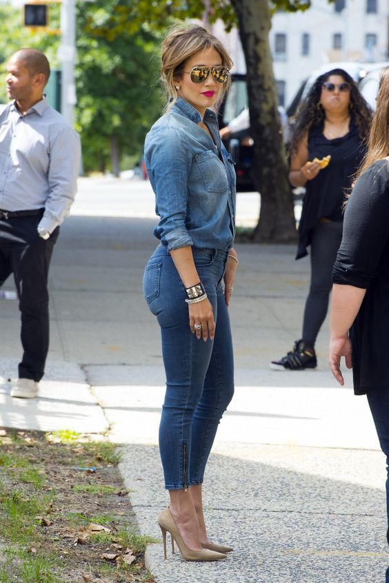 jennifer lopez con jeans, jennifer lopez: camisas,  Jennifer Lopez,  Trajes Con Tacones  