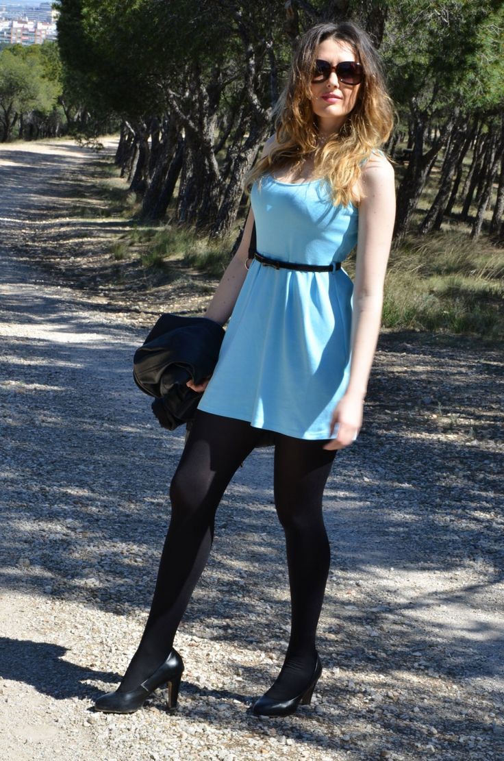 Vestido azul claro pantimedias negras: Zapato de tacón alto,  Atuendo Con Medias  