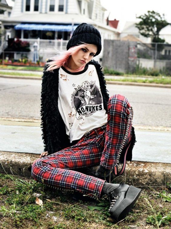 Atuendos punk vanguardistas femeninos: moda grunge,  subcultura punk,  Punk rock,  moda gótica,  estilo punk  