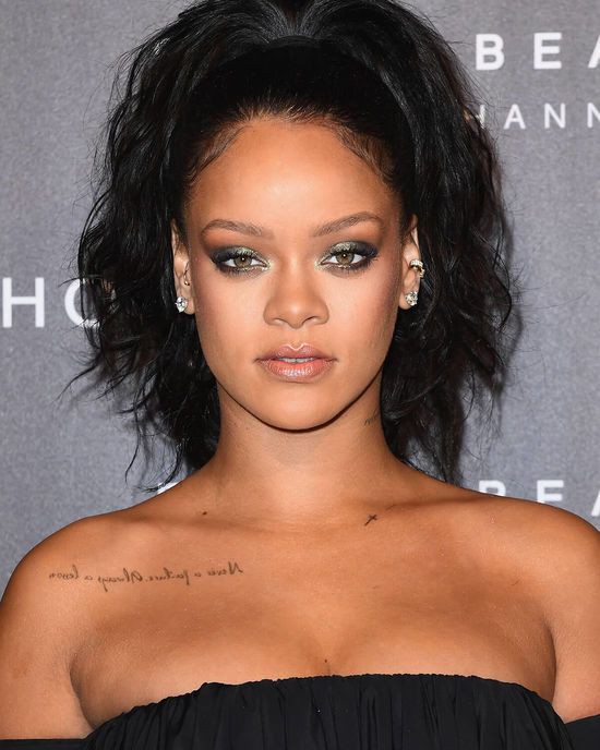 Lo mejor para todos Sombra de ojos Rihanna, Rihanna Fenty Beauty: Sombra,  Belleza Fenty,  Los mejores looks de Rihanna  