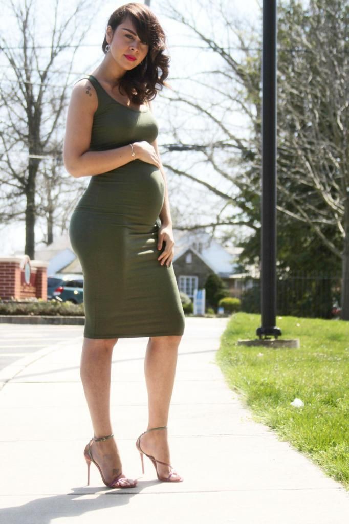 Diseños inspiradores para atuendos sexys para embarazadas, Ropa de maternidad: Zapato de tacón alto,  ropa de maternidad,  VESTIDO CORTO,  Trajes De Maternidad,  Brian Atwood  