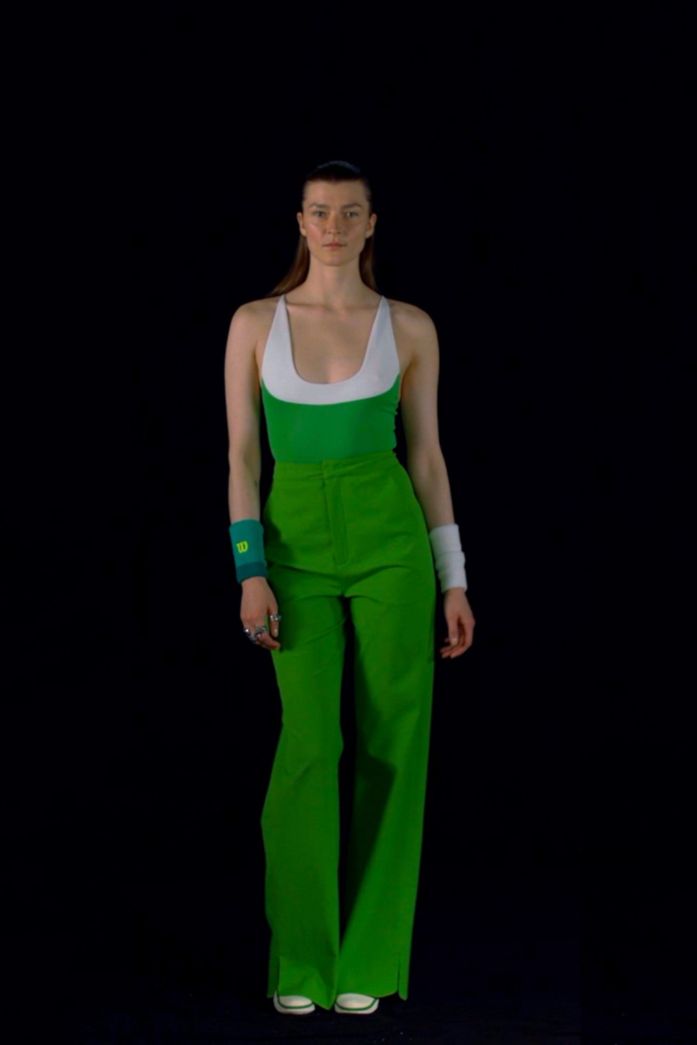 Modelo de moda ultramoderna, Desfile de moda: Desfile de moda,  Trajes De Pantalón Verde  