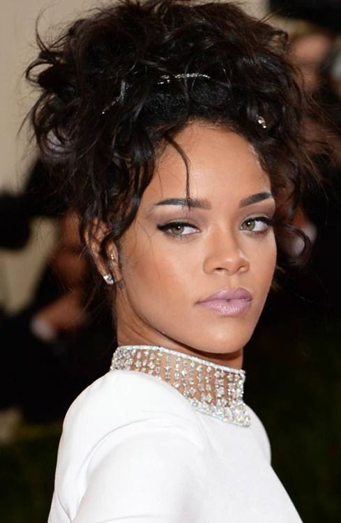 Peinados formales vanguardistas, Cabello largo: corte bob,  con gala,  Pelo largo,  Ideas de peinado,  Los mejores looks de Rihanna  