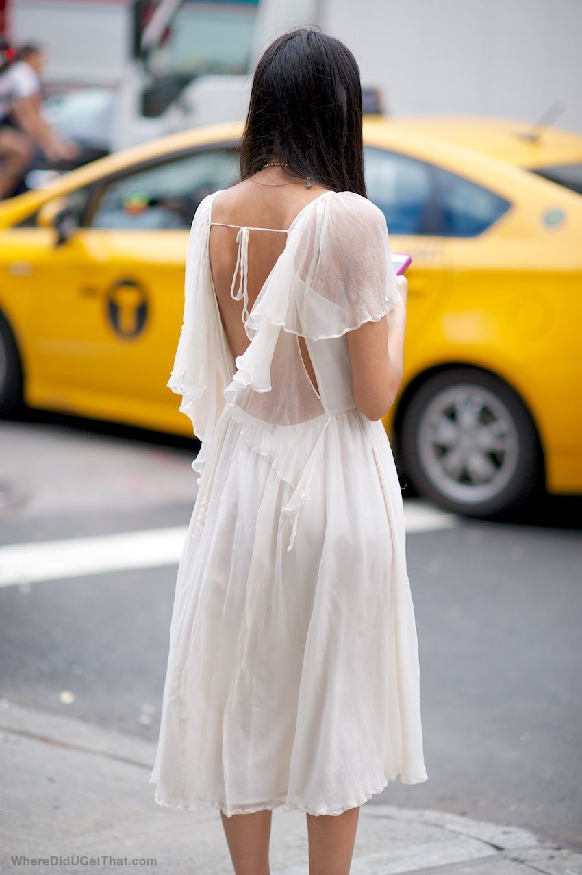 Vestido blanco vaporoso transparente, Street fashion: vestido sin espalda,  Vestido de novia,  tela transparente,  Vestido Bohemio,  Estilo callejero,  vestidos de espalda descubierta,  Vestido blanco  