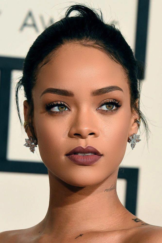 Los mejores looks de maquillaje para piel morena: Piel oscura,  Sombra,  Brillo de labios,  Friki del maquillaje,  maquillaje facial,  Los mejores looks de Rihanna  