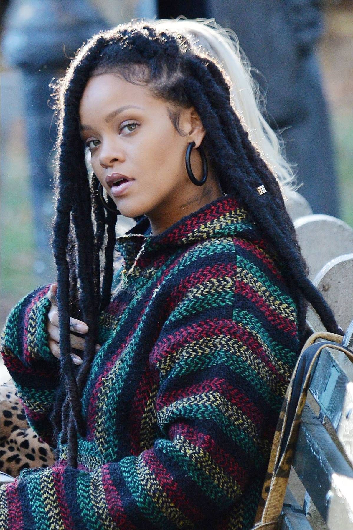 Ideas simples pero con estilo para las locomotoras falsas de Rihanna, Nueva York: Pelo largo,  Nueva York,  Rastas sintéticas,  Chicas hermosas,  Los mejores looks de Rihanna  