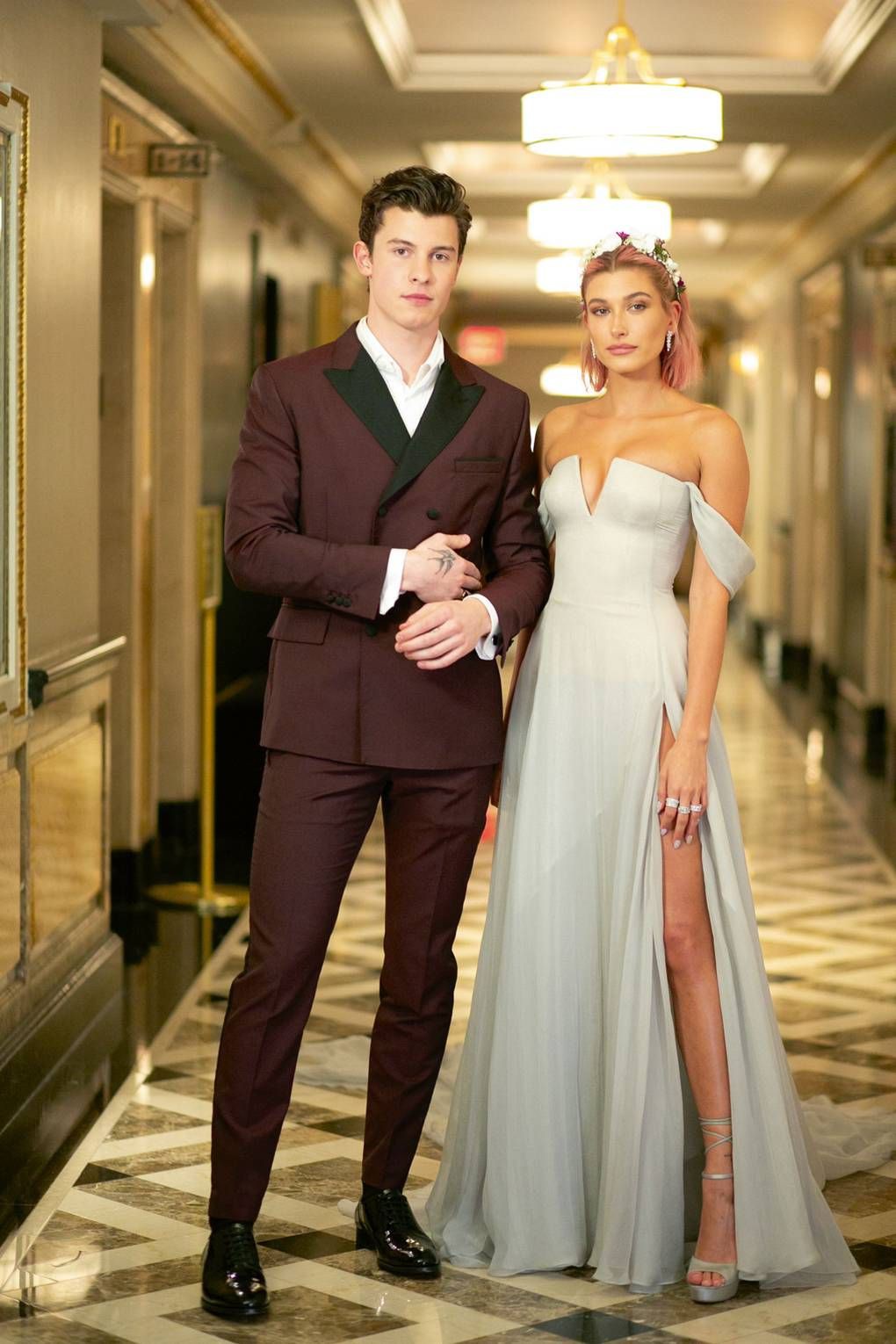 vestido de hailey baldwin met gala: Vestido de novia,  Kendall Jenner,  vestidos de alfombra roja,  trajes de pareja  