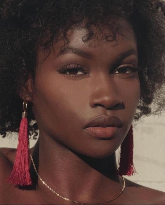 Mujeres negras de piel oscura: Personas de raza negra,  Piel oscura,  afroamericano,  Mujeres negras,  pelo negro  