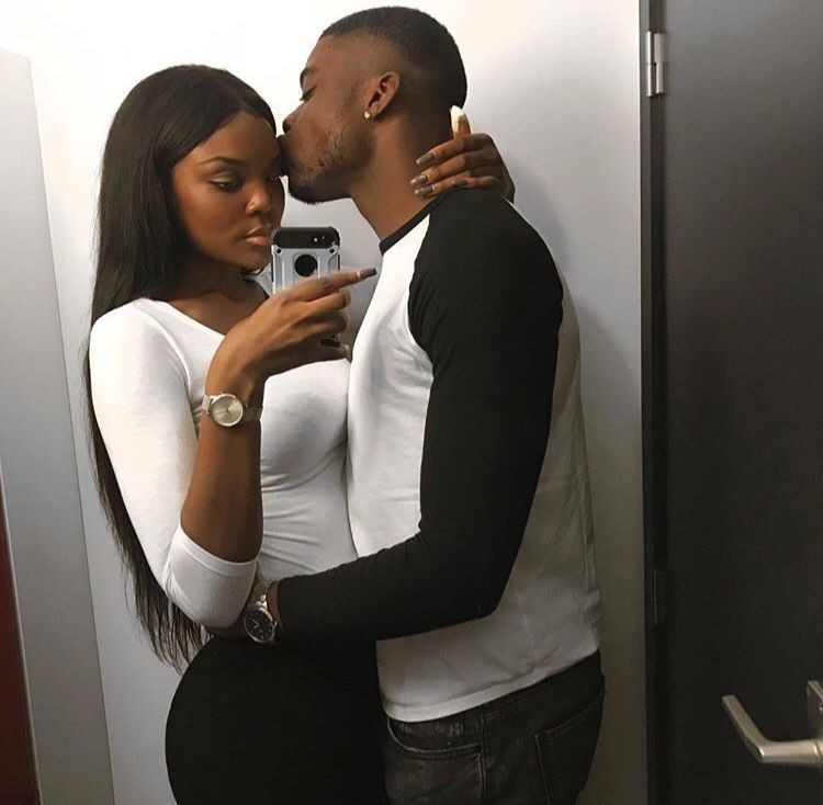 Selfie de objetivos de pareja negra, relación interpersonal: Parejas monas  