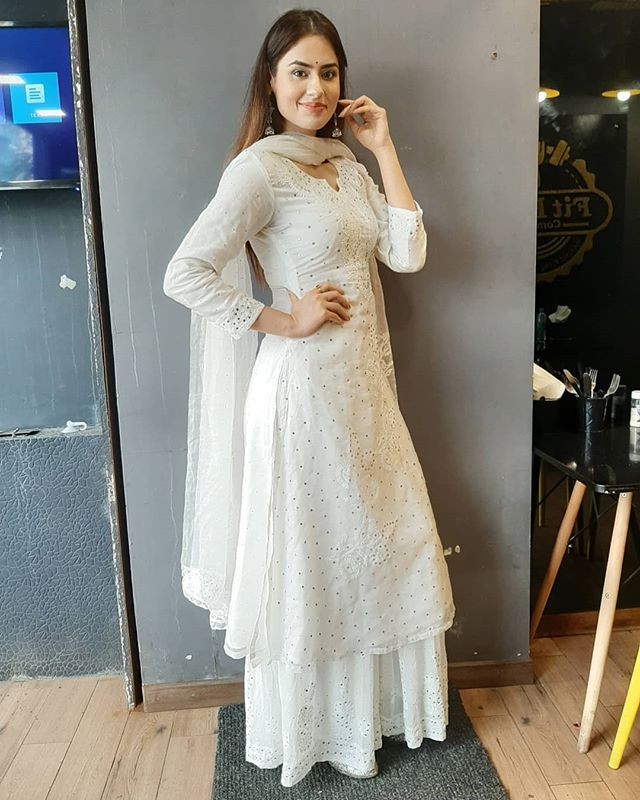 Vestido de novia, Sabby Suri: trajes de fiesta,  vestidos de coctel,  Vestido de novia,  Alta costura,  Sesión de fotos,  Sabby Suri Instagram,  Sabby Suri |  