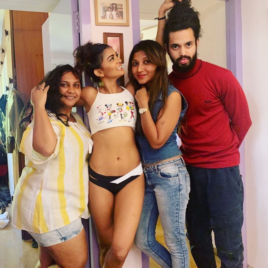 Sakshi Pradhan con amigos Fotos de Instagram: Modelos calientes de Instagram  