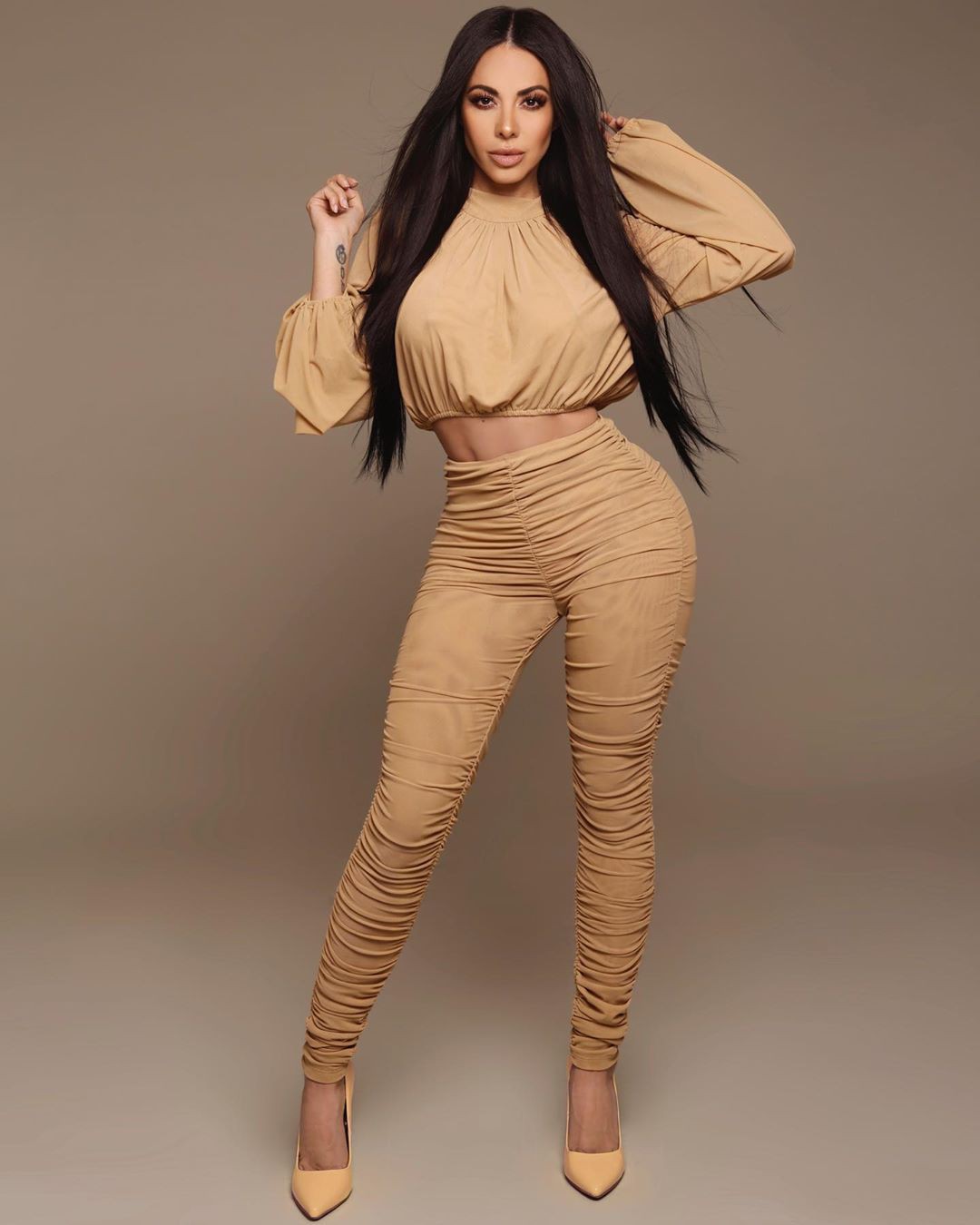 Ideas brillantes de atuendos sobre la modelo de moda, Jimena Sanchez: vestido sin espalda,  kim kardashian,  Fotografía de moda,  Modelos calientes de Instagram  