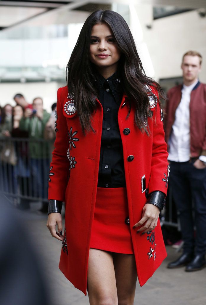 Moda de la necesidad de hoy traje de abrigo rojo, camisa de vestir: camisas,  Selena Gomez,  Atuendos Informales  