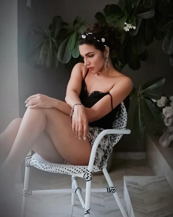 La elegante Shama Sikander, fotograma de la película: Modelos calientes de Instagram,  Shama Sikander  