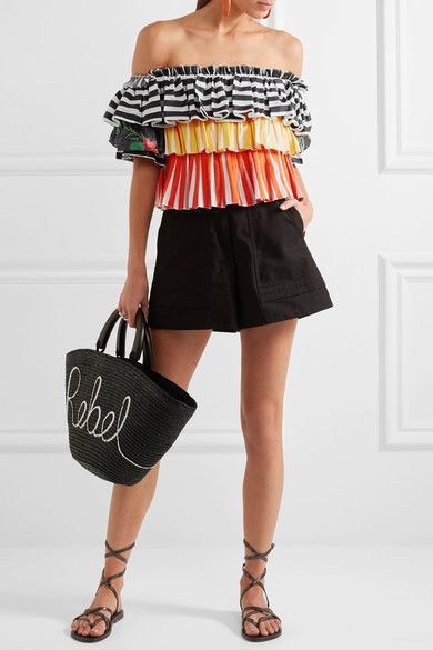 Fotos de la modelo de moda elegida, Rosie Assoulin: Pantalones cortos negros,  Rosie Assoulin,  Bar el Baz  
