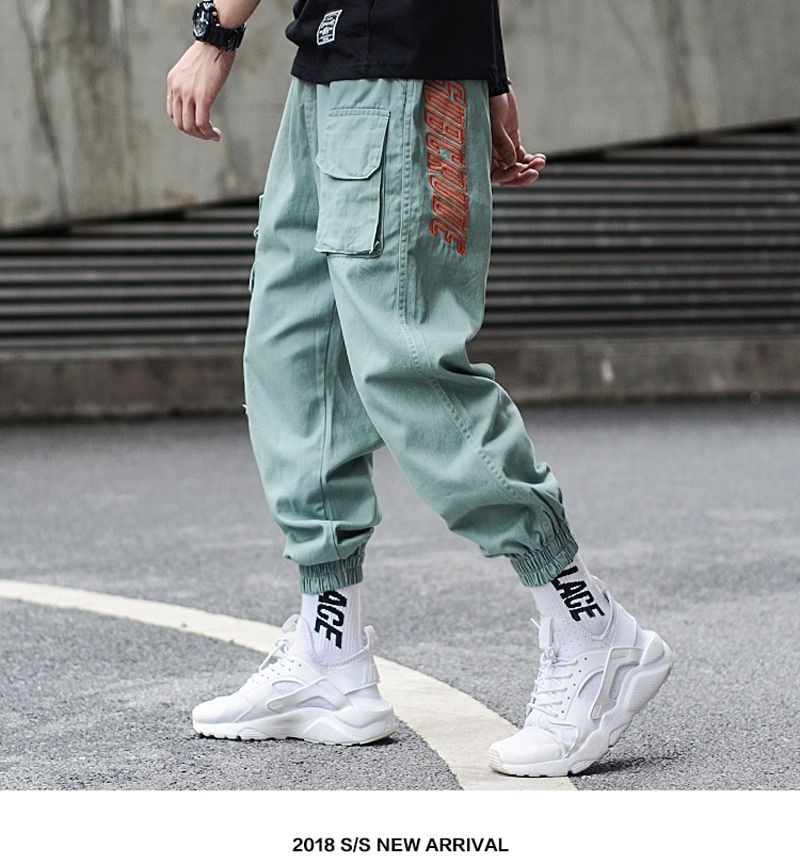 Jogger Outfit Ideas For Girls, Pants Loose fit y Hip hop fashion: pantalones tipo cargo,  Pantalones ajustados,  Atuendos Para Correr  