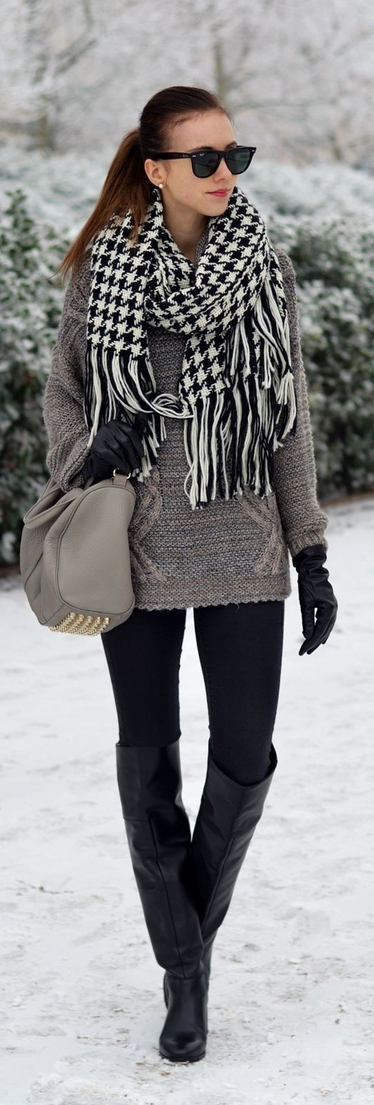 Trajes de invierno negros y grises.: trajes de invierno,  Atuendos Con Botas,  Trajes De Bufandas  