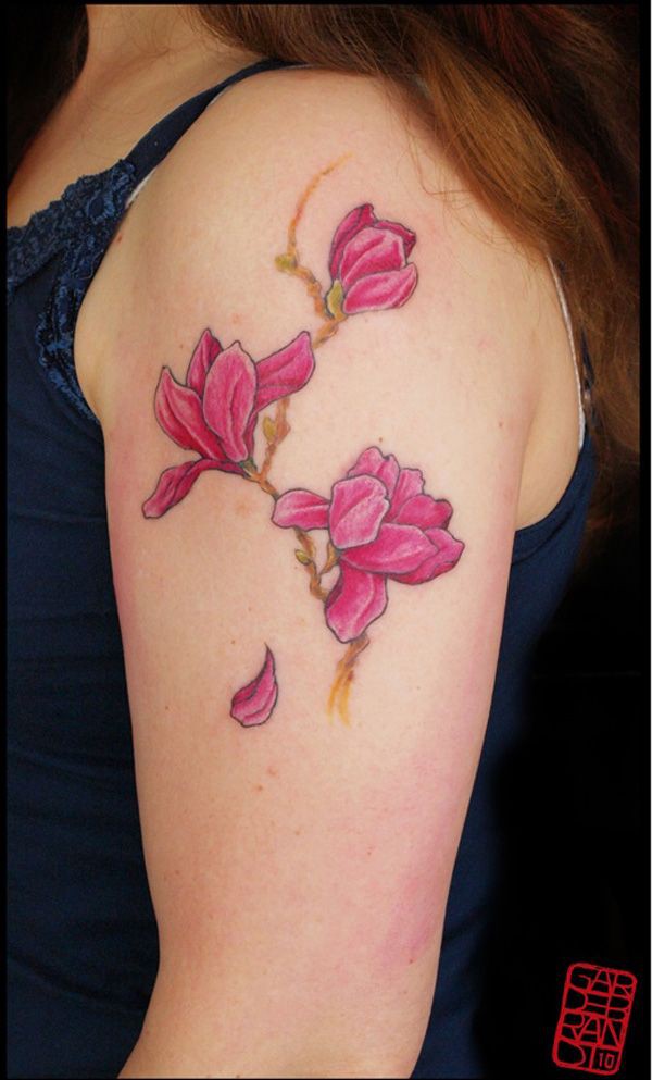 Tatuaje de flor de magnolia japonesa, Tatuaje en la manga: tatuaje de manga,  magnolia liliflora,  Tatuador,  Ideas de tatuajes  