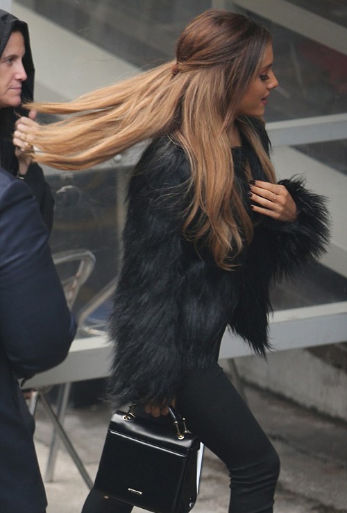Ariana grande chaqueta de piel negra: ropa de piel,  Pantalones ajustados,  Piel sintética,  Ariana Grande,  Chaqueta de piel,  Los atuendos de Ariana Grande  