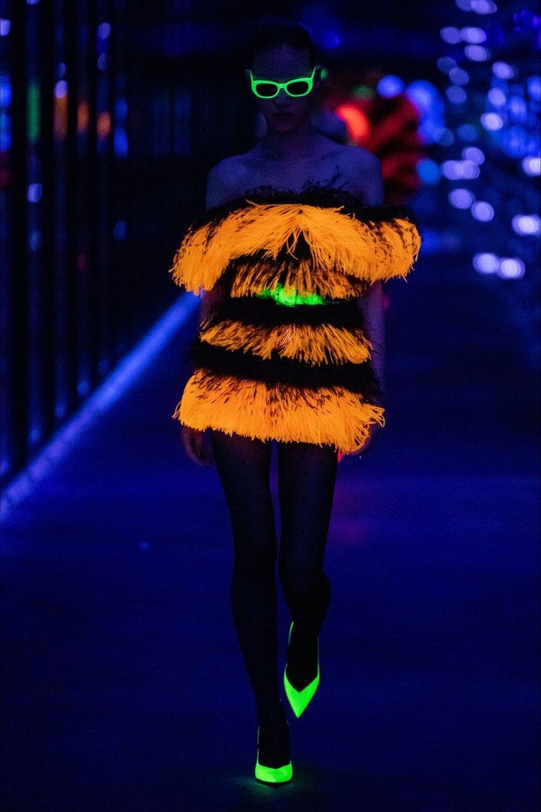 Desfile de moda que brilla en la oscuridad