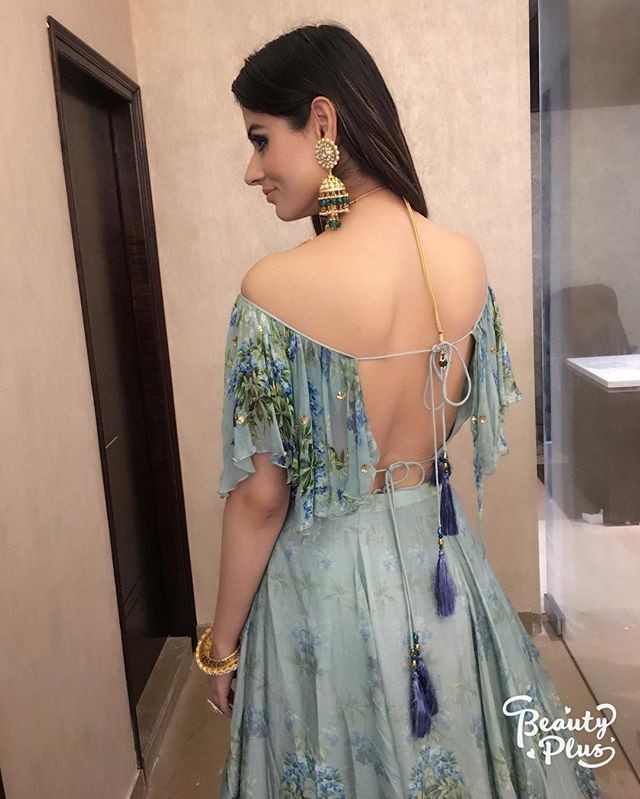 Sabby Suri fotos calientes en vestido sin espalda: vestidos de coctel,  Sesión de fotos,  Sabby Suri Instagram  