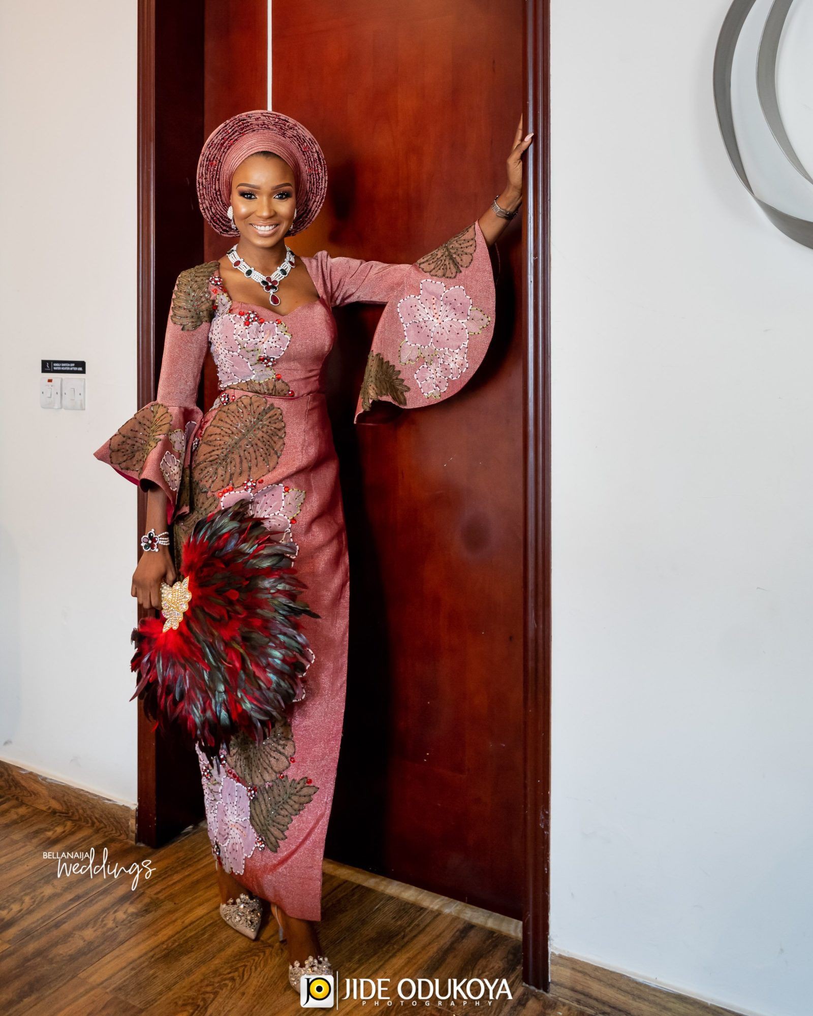 Tradicional bella naija boda, Vestidos de novia: vestido de novia blanco,  Fotografía de boda,  vestidos nigerianos  