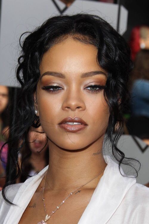 Fenty Beauty, maquillaje facial: Pelo largo,  Belleza Fenty,  maquillaje facial,  pelo negro,  Los mejores looks de Rihanna  
