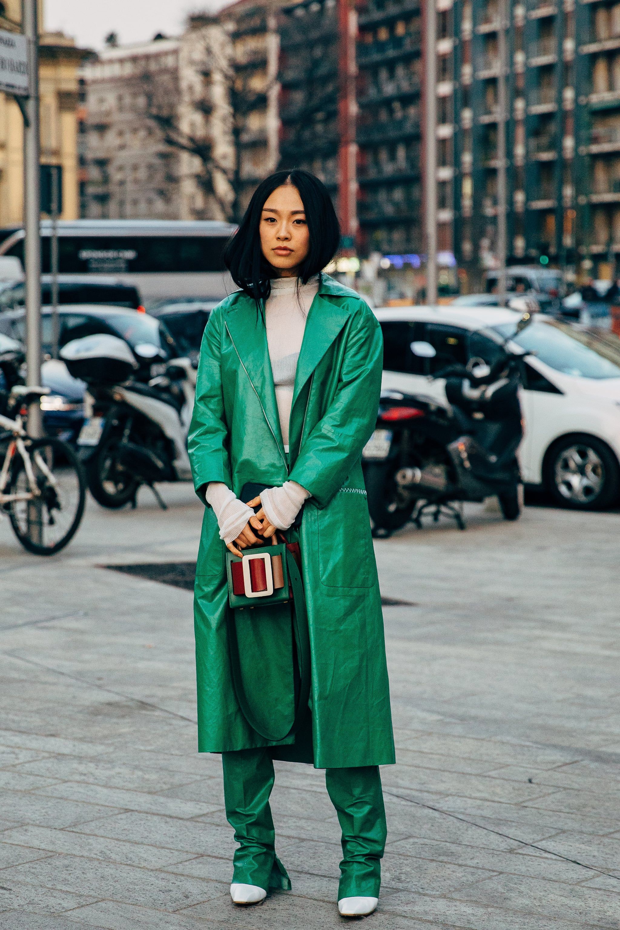 Outfits Con Pantalones Verdes, Semana De La Moda De Milán: Estilo callejero,  Semana de la Moda,  Trajes De Pantalón Verde  