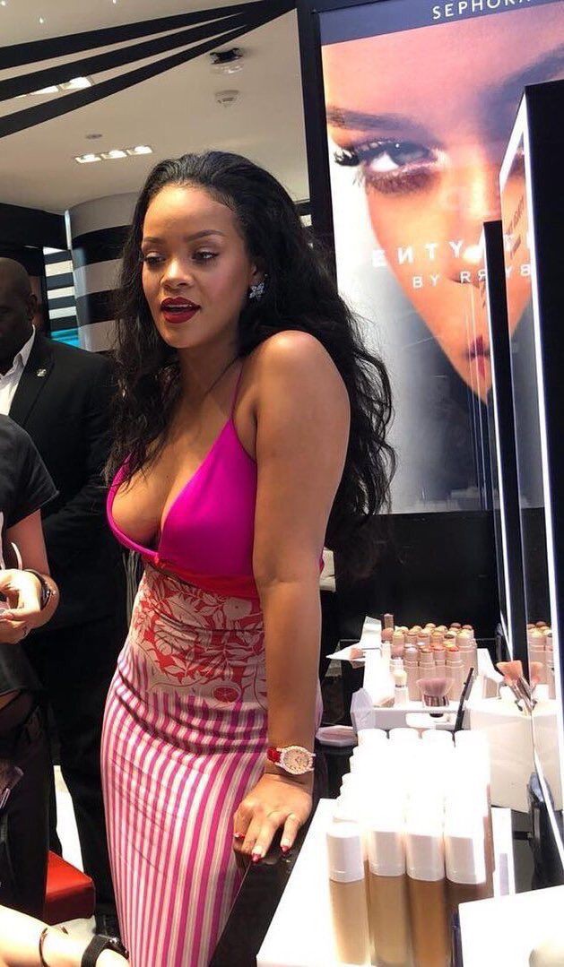 Rihanna elegante y con estilo hoy, Rihanna Navy: Belleza Fenty,  Rihanna marino,  Fotos calientes de Rihanna  