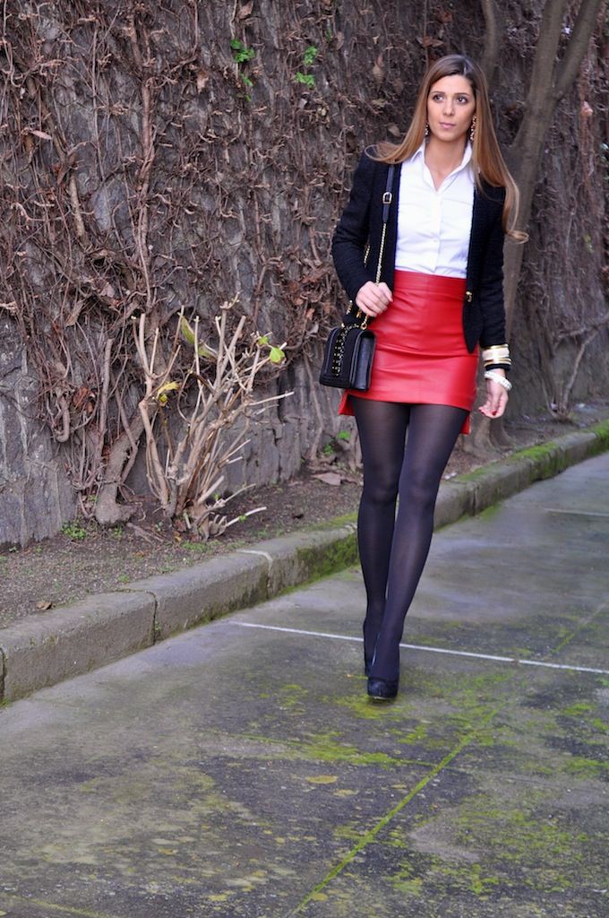 Medias de colores con minifaldas: Zapato de tacón alto,  Falda de cuero,  Conjunto de medias,  Mini falda  