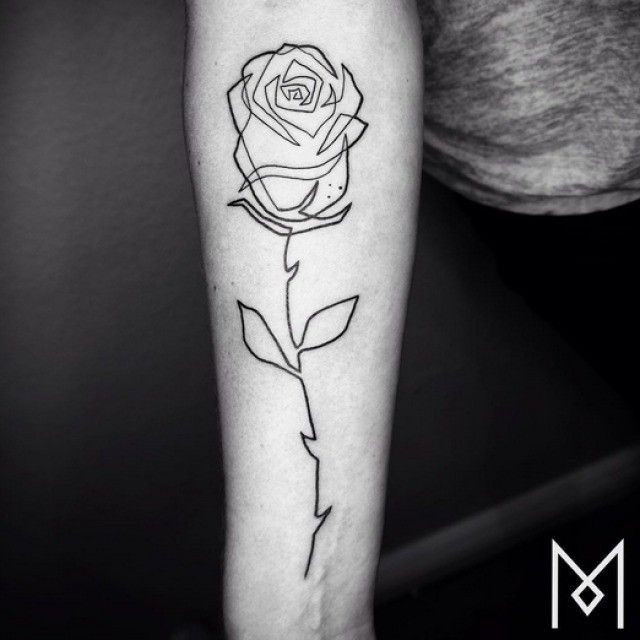 Tatuaje de una línea de rosa, Mo Ganji: Rosa negro,  Arte Corporal,  Tatuador,  Tatuaje temporal,  Ideas de tatuajes  