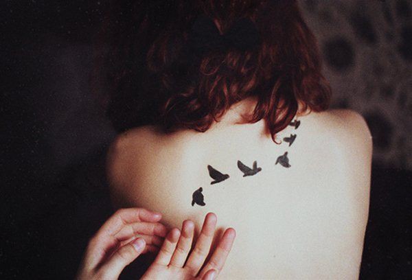 Tatuaje de palomas para mujer, Tatuaje en la espalda baja: tatuaje de manga,  Ideas de tatuajes,  Tatuaje en la espalda baja  