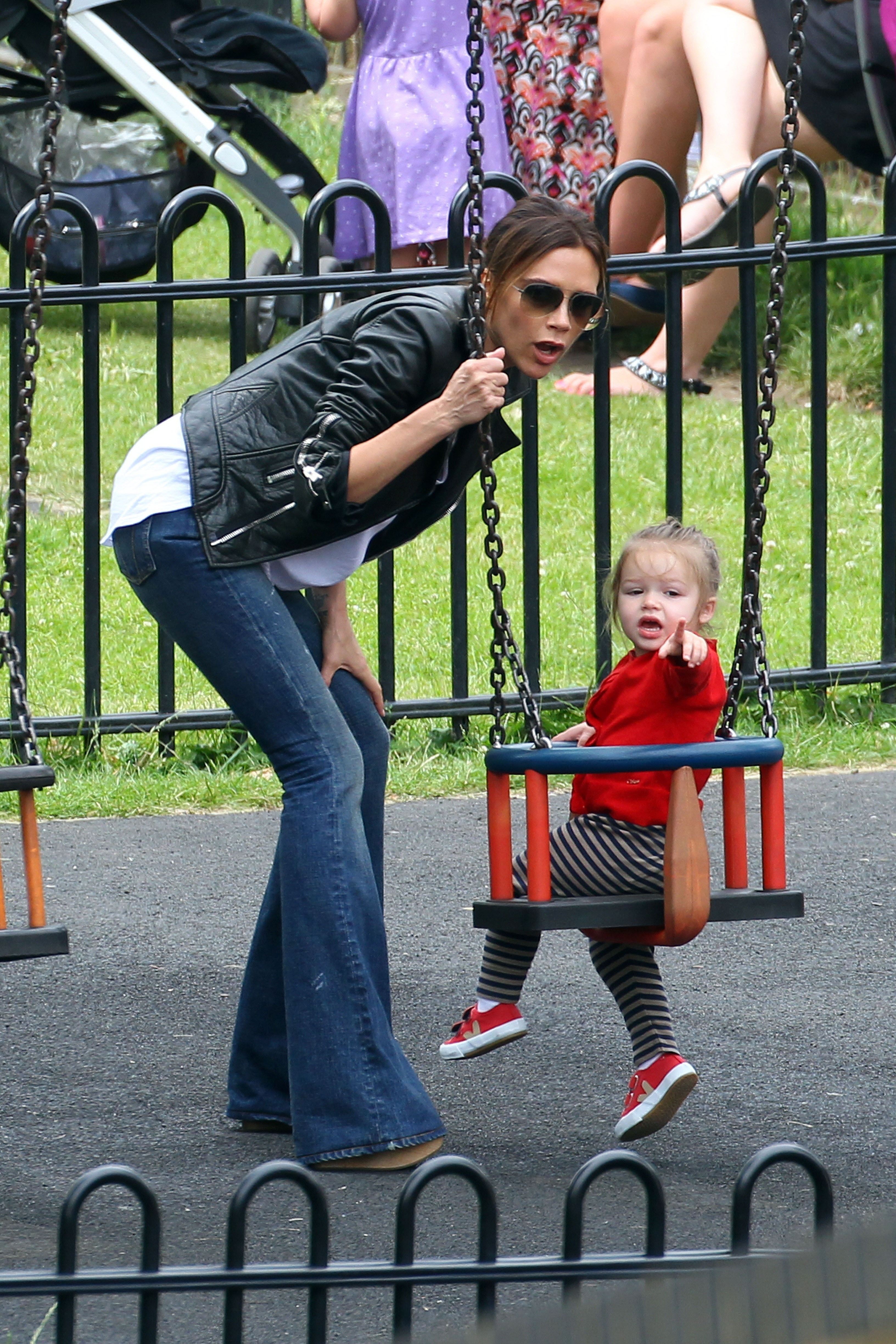 Victoria beckham con niños en la escuela: Victoria Beckham,  David Beckham,  Jeans con corte de bota  