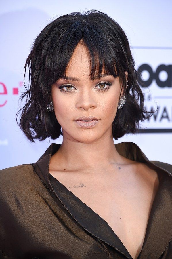 Consejos de moda callejera para el cabello de rihanna 2016, Billboard Music Awards 2016: corte bob,  Pelo castaño,  trenzas de caja,  Cabello corto,  Los mejores looks de Rihanna  