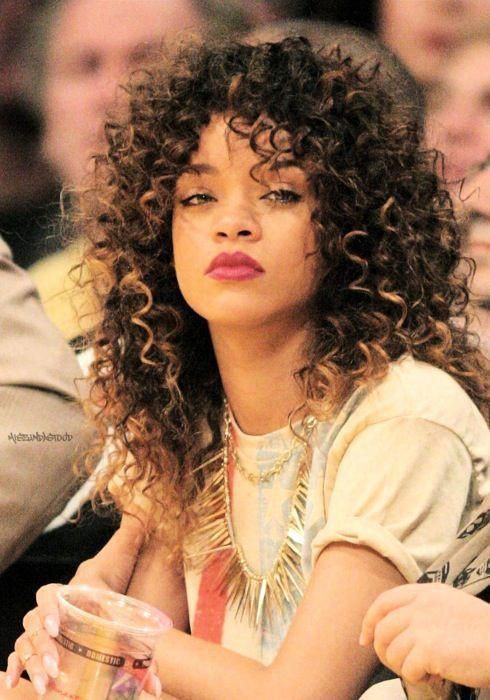 Rihanna estilo retro peinados largos, cabello en la cabeza: corte bob,  Pelo largo,  corte pixie,  pelo negro,  Los mejores looks de Rihanna  