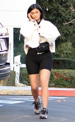 Kylie jenner después de dar a luz: Kylie Jenner,  Conjunto de pantalones cortos  