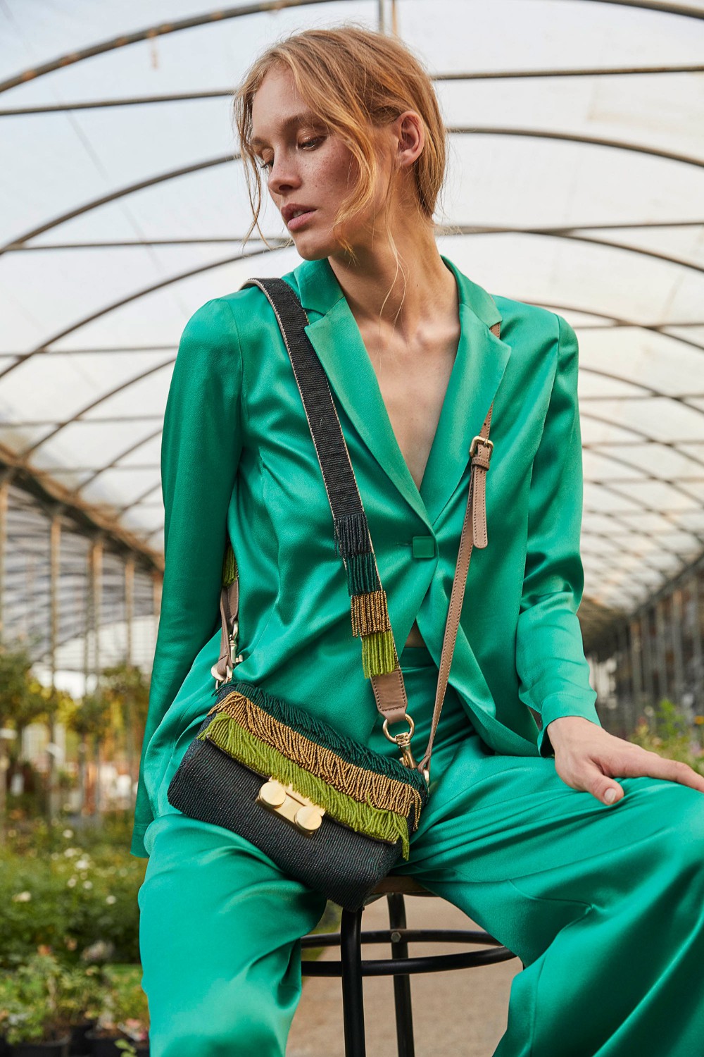 Outfits con pantalones verdes, Desfile de moda, Vogue India: Desfile de moda,  Vogue París,  Moda India,  Trajes De Pantalón Verde  