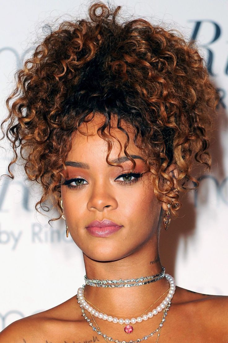 Composición perfecta sobre rihanna 31 de agosto, GRUPO PRO BLO: Nueva York,  Los mejores looks de Rihanna  