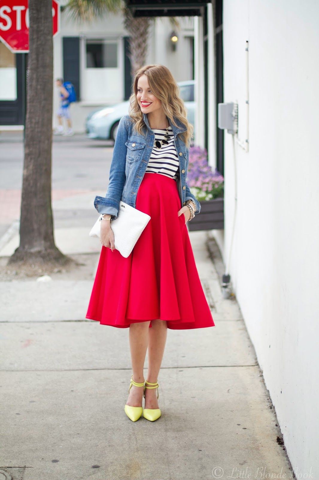 Red Skirt Outfit, Street fashion y Crop top: chaqueta de jean,  Trajes De Falda,  Estilo callejero,  Atuendos Informales  