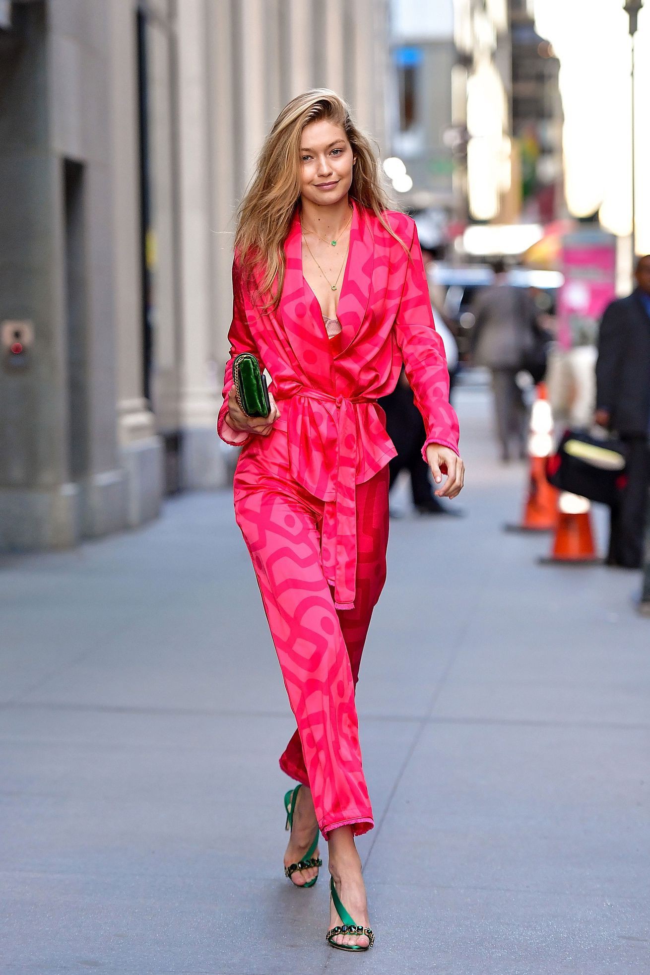 ¡Por fin! Me encanta ver a gigi hadid rosa, Gigi Hadid: gigi hadid,  con gala,  desgaste de hierro,  Nueva York,  moda británica,  Estilo de celebridad  